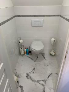 Łazienka w obiekcie Chambre rustique avec double lit et sa salle de bain privée