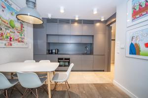 Kuchyňa alebo kuchynka v ubytovaní InPoint Spacious Apartments near Main Square & Kazimierz District