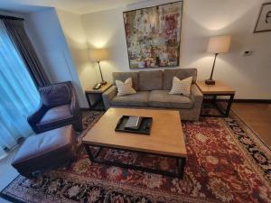 - un salon avec un canapé et une table basse dans l'établissement Luxury Residence at a 5 Star Hotel at the Heart of Mountain Village - Telluride, à Telluride