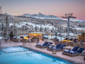 un complexe avec une piscine et une station de ski dans l'établissement Luxury Residence at a 5 Star Hotel at the Heart of Mountain Village - Telluride, à Telluride