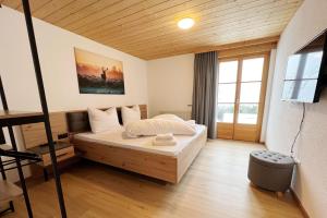 ein Schlafzimmer mit einem Bett und einem TV in einem Zimmer in der Unterkunft Apartmenthaus Matri in Wald am Arlberg