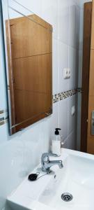 W łazience znajduje się umywalka i lustro. w obiekcie Málaga playa,centro ,bus y metro w Maladze