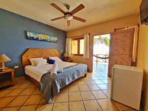 Schlafzimmer mit einem Bett und einem Deckenventilator in der Unterkunft Mancora Beach Hotel - Adults Only in Máncora