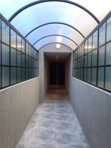 un pasillo vacío en un edificio con techo en Económico y Hermoso Loft, cerca de todo! en Buenos Aires