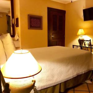 Una cama o camas en una habitación de Hotel Los Robles, Managua, Nicaragua