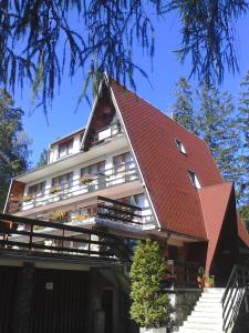 a large house with a red roof and stairs at Willa Grafit in Karpacz