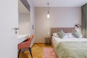 a bedroom with a bed and a desk and a sink at KORNWALIA - stylowy apartament o wysokim standardzie w centrum Nowego Targu, z prywatnym, zadaszonym parkingiem in Nowy Targ