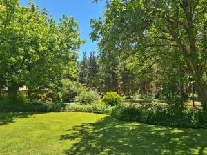um jardim com árvores e relva e um campo em DELANY VILLAS BRIGHT - Spa luxury on Delany Avenue em Bright