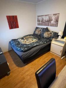 En eller flere senge i et værelse på Cosy one room/ bedroom in Bodø