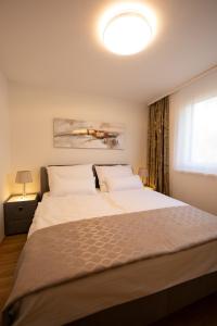 Un dormitorio con una cama grande y una ventana en Schönes Living am Donauufer, en Viena