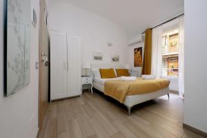Dream City Rome في روما: غرفة نوم بسرير كبير ونافذة كبيرة