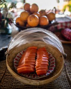 un plato de pescado en un tazón sobre una mesa en Hacienda Bambusa en El Caimo