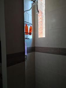 W łazience znajduje się prysznic ze szklanymi drzwiami. w obiekcie LOMAS AEROPUERTO w mieście San Agustin de las Juntas