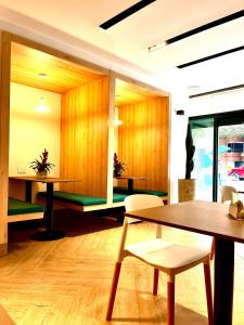 una camera con pareti e tavoli e sedie in legno di Reset (Hotel-Cafe-Coworking) a Cali