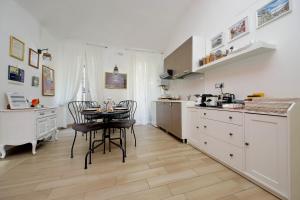 Dream City Rome في روما: مطبخ مع طاولة وكراسي في غرفة
