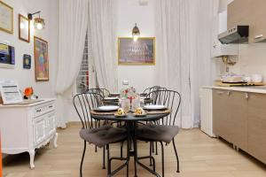 Dream City Rome في روما: غرفة طعام مع طاولة وكراسي في مطبخ