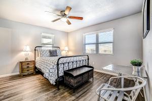 - une chambre avec un lit et un ventilateur de plafond dans l'établissement Pecan Row Getaway, à New Braunfels