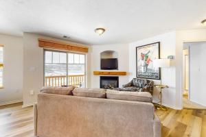 sala de estar con sofá y chimenea en Fox Bay Escape en Heber City