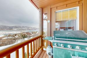 a grill on a balcony with a view of the ocean at Fox Bay Escape in Heber City