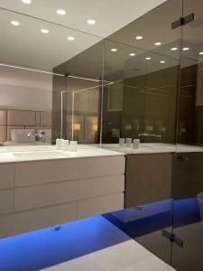 a bathroom with two sinks and a large mirror at MH by MGM - Premium Sea Views in Porto
