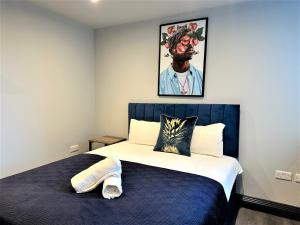 Postel nebo postele na pokoji v ubytování Super Central Modern Two Bedroom Flat VC