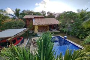 una casa con piscina junto a un complejo en Pacha - Bangalôs em Pipa, en Pipa