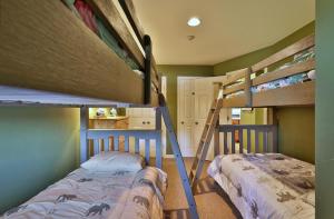 a bedroom with two bunk beds in a room at The Pico Escape- 3BR 2BA Ski On Ski Off at Pico Mountain, Close to Killington, condo in Killington