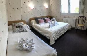 Ένα ή περισσότερα κρεβάτια σε δωμάτιο στο Hôtel Le Pommeil