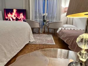 Łóżko lub łóżka w pokoju w obiekcie Louis & Elza Old Town Romantic apartments