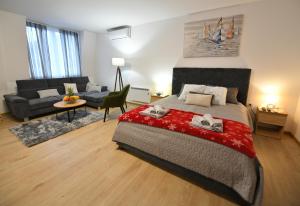 En eller flere senger på et rom på West in apartments