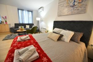 En eller flere senger på et rom på West in apartments
