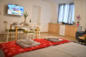 En TV eller et underholdningssystem på West in apartments