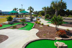 ein Resort mit einem Golfplatz mit grünem Gras in der Unterkunft A Place At The Beach VI in Atlantic Beach