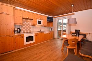 A kitchen or kitchenette at Alpine Active Weitgasser