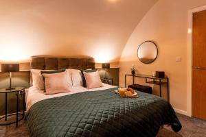 Stylish Duplex 5 min from centre في نيوكاسل أبون تاين: غرفة نوم بسرير كبير عليها صينية فاكهة