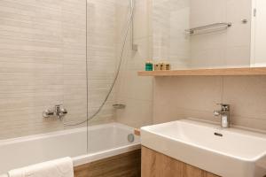 Ένα μπάνιο στο Apart B&V 701 Coresi - Luxury Mountain Haven