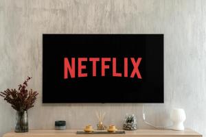a tv screen with the netflix sign on a wall at Apart B&V 701 in Braşov