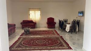uma sala de estar com um tapete vermelho no chão em فيلا محمد بدر em Alexandria