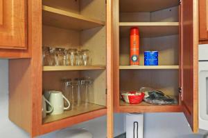 Una cocina o cocineta en Serene 1BR Apt in Peaceful Community - Salem 2B
