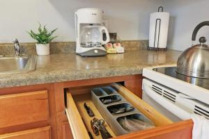 Una cocina o cocineta en Serene 1BR Apt in Peaceful Community - Salem 2B