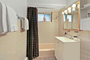 Un baño de Serene 1BR Apt in Peaceful Community - Salem 2B