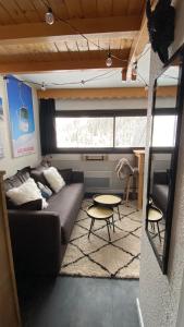 a living room with a couch and a table at Les Menuires centre! Chaleureux studio sur les pistes! in Les Menuires