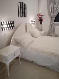 Dormitorio blanco con cama blanca y mesa en Apartment Top Centar, en Banja Luka