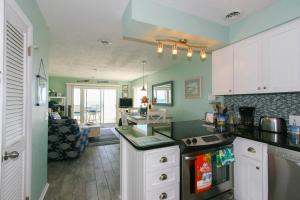 Η κουζίνα ή μικρή κουζίνα στο Oceanfront Kure Beach Condo with Pool