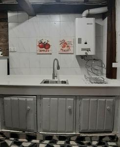 uma cozinha com um lavatório e uma bancada em Nuestra casa de Luriezo em Cabezón de Liébana