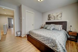 西雅圖的住宿－Cozy 2 Bedroom Townhouse in Northgate，一间卧室设有一张大床,铺有木地板
