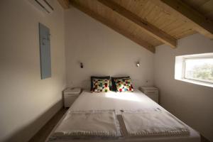 una camera con un grande letto in una stanza con finestra di Villa magic a Rukavac