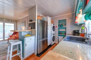 een keuken met een roestvrijstalen koelkast en een wastafel bij Lil' Nauti in Surf City