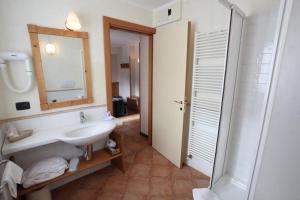 Koupelna v ubytování Hotel Alpechiara