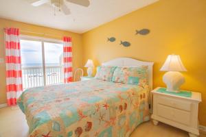 Ένα ή περισσότερα κρεβάτια σε δωμάτιο στο Oceanfront Condo with 3+ Pools - Ocean Dunes 604